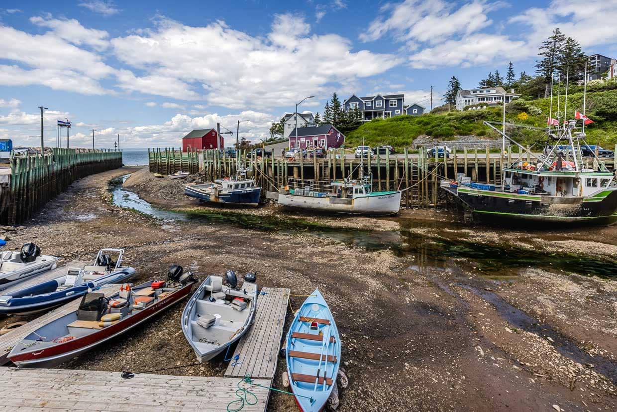 Fischerboote liegen im Schlick am West Halls Harbour Road, Halls Harbour, Canada