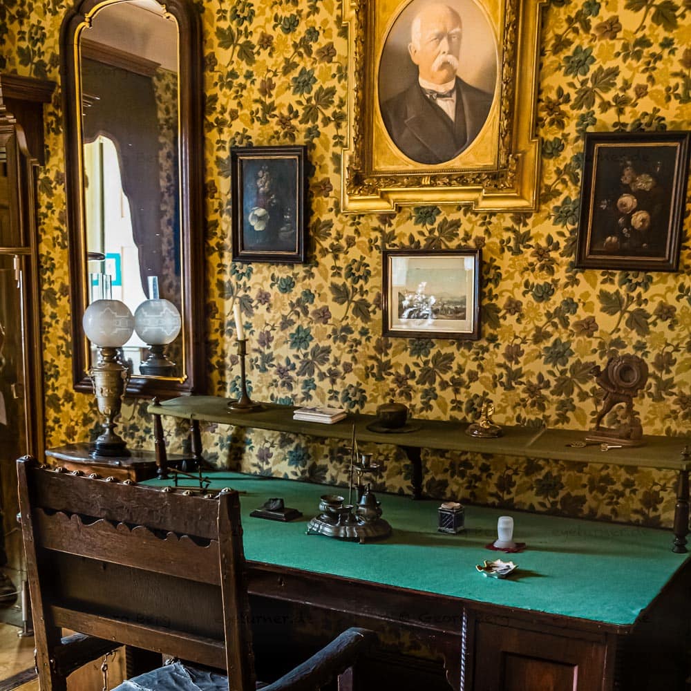 Bismarck a logé avec sa famille entre 1876 et 1893 dans un appartement de la saline supérieure. Aujourd'hui encore, les pièces sont visibles dans leur état d'origine. L'exposition vaut la peine d'être vue et est très informative. En outre, le fait que les pièces privées de Bismarck et leur inventaire aient survécu intacts pendant plus d'un siècle tient presque du miracle / © Photo : Georg Berg