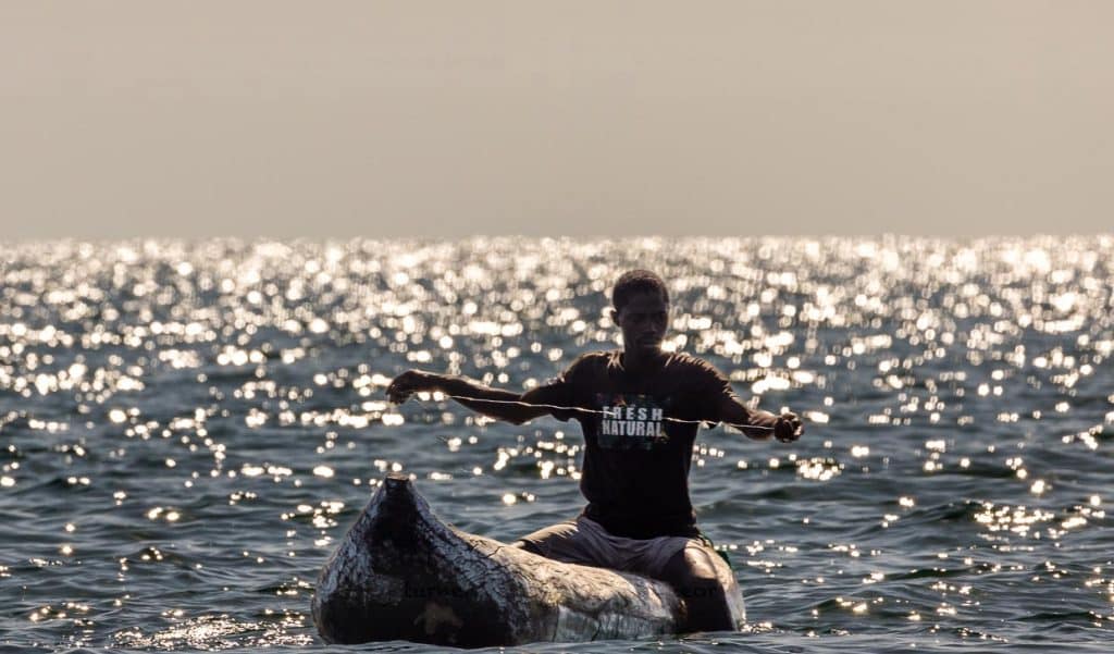 Fischer in einem Einbaum auf dem Lake Malawi bei Cape Maclear bei Sonnenuntergang / © Foto: Georg Berg