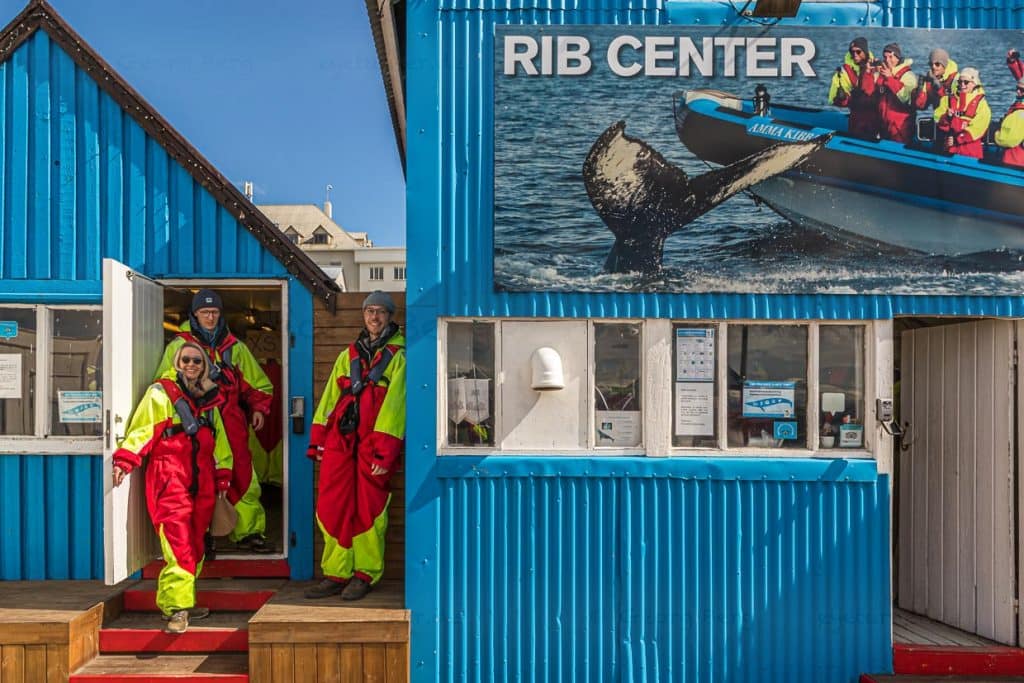 Die schnellen Powerboote sind wendiger als die traditionellen Holzboote und lassen sich von abtauchenden Walen nicht so schnell abhängen. Teilnehmer müssen sich vor dem Start einen Überlebensanzug anziehen / © Foto: Georg Berg