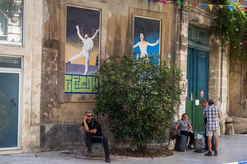 Wandgemälde - Serie von Marion Pochy und Dominique Durand für das Theaterfestival von Avignon mit Bezug auf berühmte Inszenierungen. Hier Paso Doble von Miquel Barcelo und Josef Jadj, 2006. 1986 begannen die Künstlerin Marion Pochy und der Künstler Dominique Durand mit der Gestaltung von zugemauerten Fenstern, die sich an vielen Gebäuden der Altstadt von Avignon finden / © Foto: Georg Berg