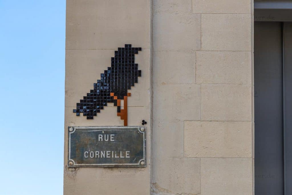 MifaMosa Rue Corneille, Avignon, Frankreich. Der französische Künstler peppt Straßenschilder in verschiedenen Städten mit Mosaiken auf, die Bezug zum Straßennamen haben. Als besonderes Kennzeichen sind bei jedem Bild drei Punkte aufgeklebt, die ihn selbst, seine Mutter und seine Schwester symbolisieren / © Foto: Georg Berg