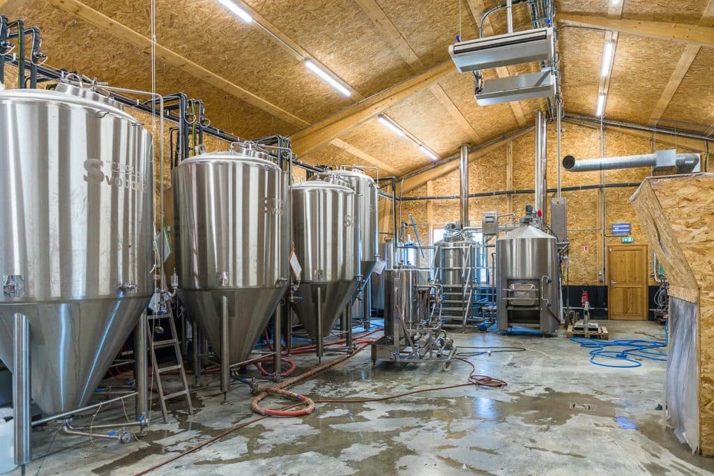 Brauerei und Sudhaus der Brasserie des Trois Becs sind in einem funktionalen Holzbau untergebracht / © Foto: Georg Berg