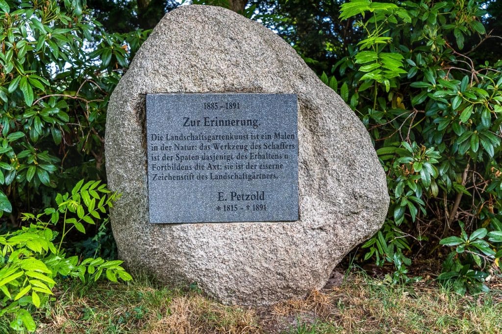 Gedenktafel für den deutschen Gartenarchitekten Eduard Petzold, der von 1885 bis zu seinem Tod 1891 im Auftrag des Barons Van Heeckeren van Wassenaer Teile des Landguts Twickel, u.a. den Umfassungsweg, gestaltete / © Foto: Georg Berg