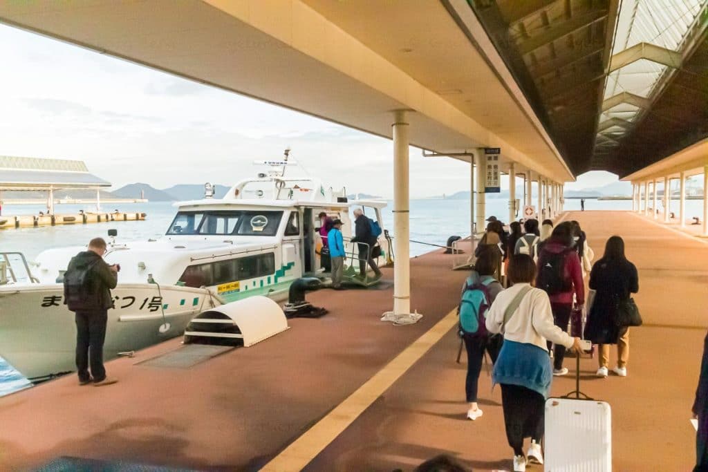 Pier im Hafen von Takamatsu in der Präfektur Kagawa. Fährschiffe bringen Touristen und Pendler auf viele der Inseln im Seto-Binnenmehr wie bspw. Teshima oder Naoshima / © Foto: Georg Berg