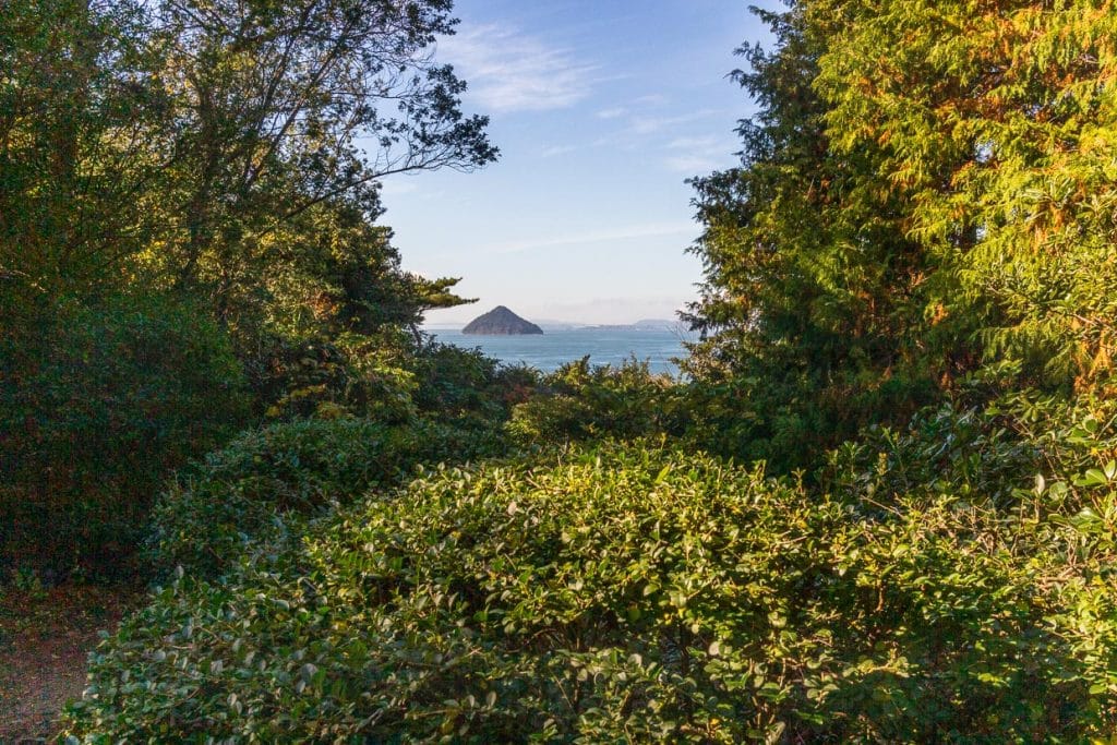 Blick auf eine kleine Insel im Seto Binnenmeer von der Insel Naoshima aus. / © Foto: Georg Berg