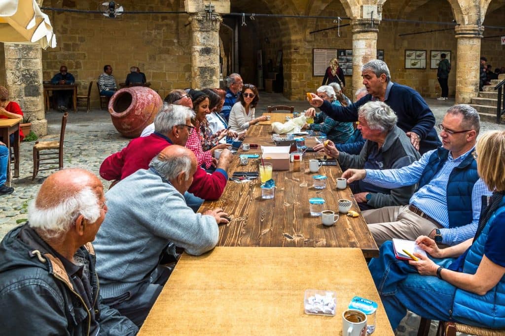 Lange Tischreihe im Büyük Han, der großen Karawanserei in der Altstadat von Nikosia. Einmal in der Woche, immer samstags, treffen sich Zyprioten aus dem Norden und dem Süden der geteilten Insel. Sie nennen sich selbstironisch den Verräter-Club, denn ihre Treffen werden von vielen ihrer Landsleute insbesondere aus dem griechisch-zypriotischen Südzypern als Kollaboration mit dem einstigen Feind angesehen / © Foto: Georg Berg