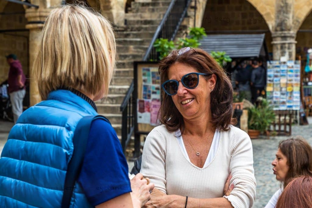 Marina Christofides, Griechisch-Zypriotin und Buchautorin auf dem Büyük Han in Nikosia. Dieser Ort und die Gruppe Gleichgesinnter und Freunde, die sich jeden Samstag aus dem Süden und Norden der geteilten Insel im Innenhof der Karawanserie treffen, ist Thema ihres Buches „The Traitors Club“ / © Foto: Georg Berg