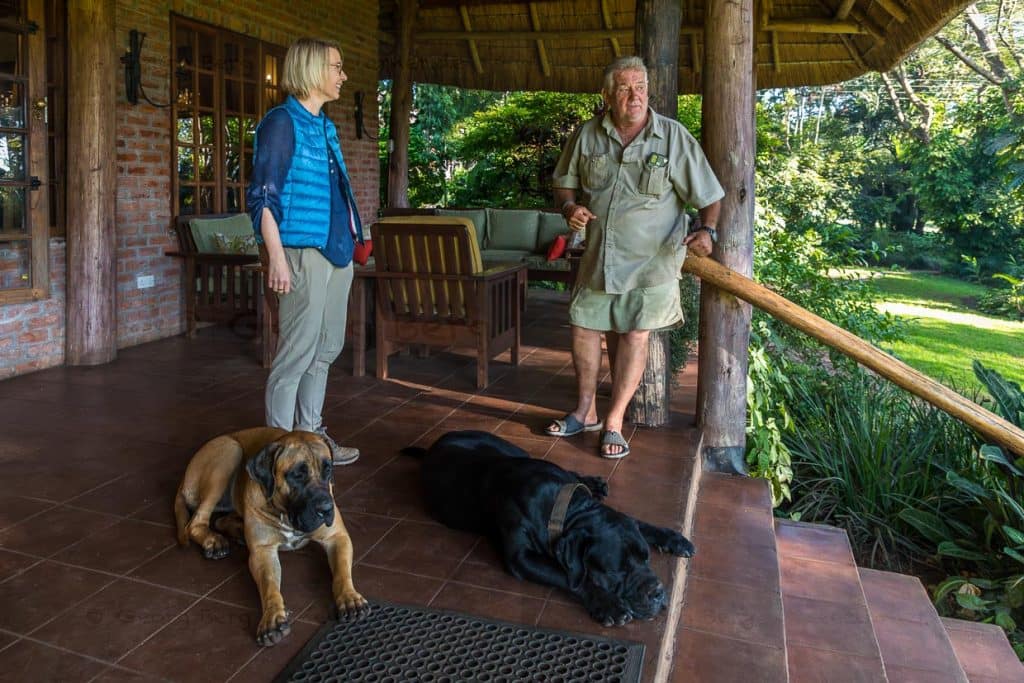 Kumbali Country Lodge, Lilongwe, Eigentümer Guy Pickering im Gespräch mit Reisejournalistin Angela Berg. Pickering stammt aus Südafrika, erwarb die Farm 1991 und baute gemeinsam mit seiner Frau Maureen landwirtschafltiche und touristische Projekte auf / © Foto: Georg Berg