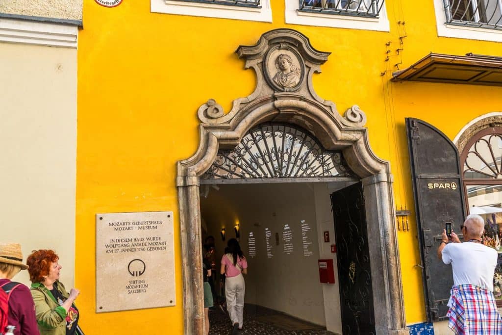 Mozart’s Geburtshaus in der Getreidegasse 9 in Salzburg. Bis 1994 befand sich im Erdgeschoss ein Feinkostgeschäft und direkter Nachfolger der "Alten Hagenauerischen Specereywarenhandlung". Heute versorgt die Supermarktkette SPAR hier Touristen aus aller Welt mit Getränken und Snacks / © Foto: Georg Berg