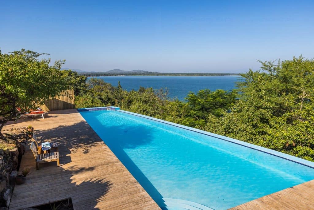 Pool mit Blick auf den Malawisee am Cape Maclear. Pumulani Lodge, Robin Pope Safaris, am Ufer von Lake Malawi, Cape Maclear, im Lake Malawi National Park / © Foto: Georg Berg