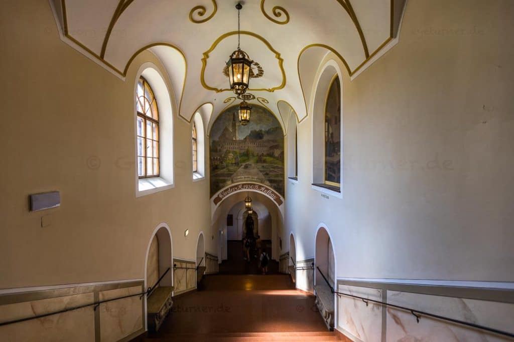 Augustiner Bräu, gegründet 1621 im Klostter Mülln. Abgang vom Kloster zum Braustübl. Treppe und Wandfresko hinunter zum Schmankerl-Gang / © Foto: Georg Berg
