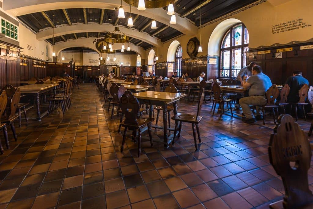 Stockhammer-Saal des Augustiner-Bräus, gegründet 1621. Die Biergaststätte ist eine Institution für die Salzburger. Ein Stammtisch besteht aus mindestens 8 Personen, die sich einmal im Monat treffen / © Foto: Georg Berg