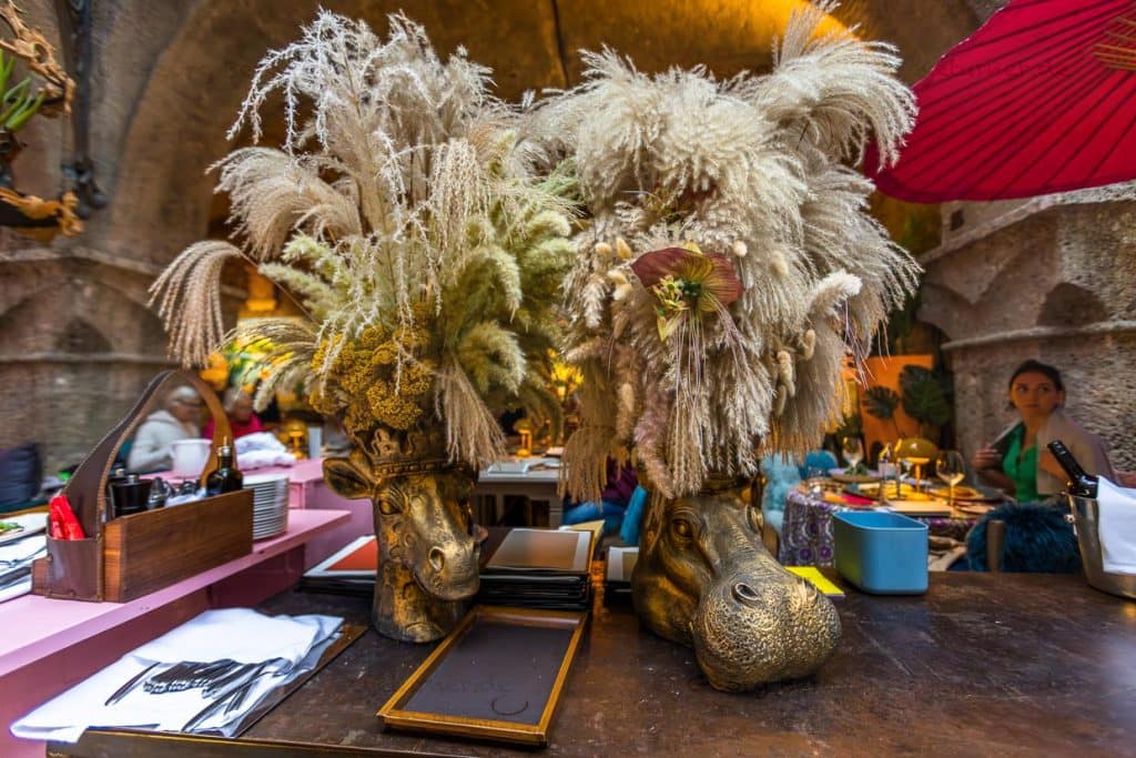 Details in der Outdoor-Lounge im Restaurant Peter, St. Peter Stiftskulinarium. Historisches Ambiente wird hier mit Pop-Art gemischt / © Foto: Georg Berg