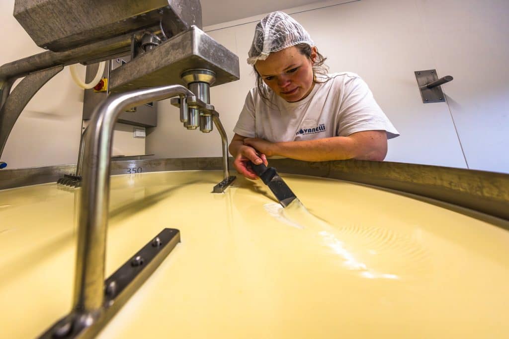 L'agricultrice et alpagiste Bettina Huber dans sa laiterie lors de la production de fromage à la coupe / © Photo : Georg Berg