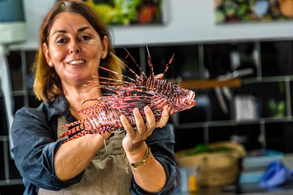 Atelier de cuisine caribéenne avec la chef Helmi Smeulders et le poisson-lion rouge / © Photo : Georg Berg