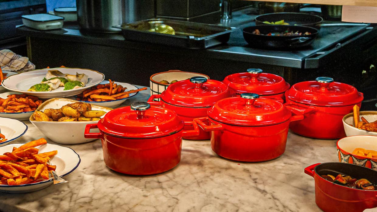 Ideal für größere Gruppen. Das Menü „For Friends“ wird auf den Tisch gestellt und die Gäste bedienen sich selbst / © Foto: Georg Berg