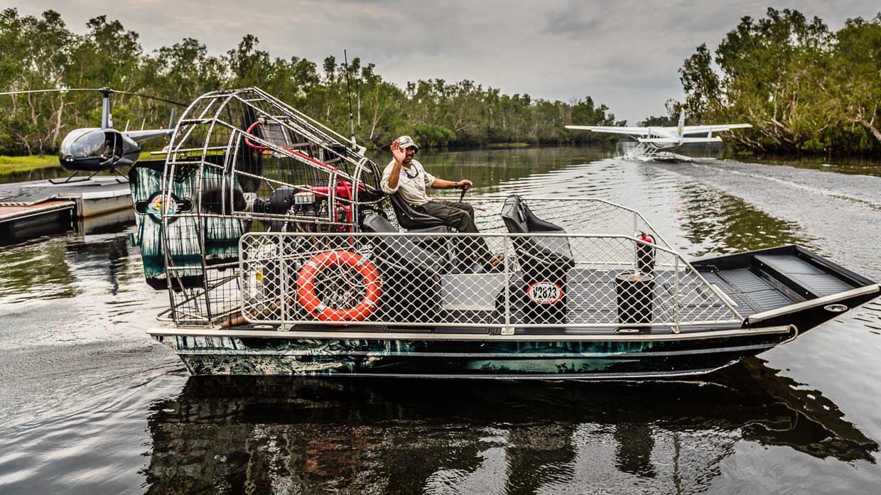 Typische Verkehrsmittel im nordaustralischen Outback: Airboat mit Krokodilschutz, Wasserflugzeug, Helikopter / © Foto: Georg Berg