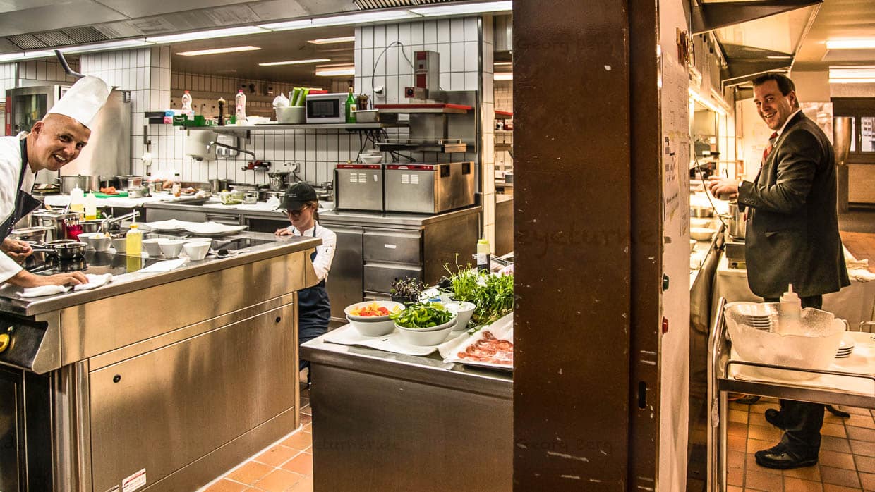 Teamgeist und gute Laune. Küchenchef Stefan Lünse und Maitre d'Hotel Christian Müller als Vertreter der weißen und der schwarzen Brigade macht es trotz Stress Spaß, die Gäste zu verwöhnen / © Foto: Georg Berg