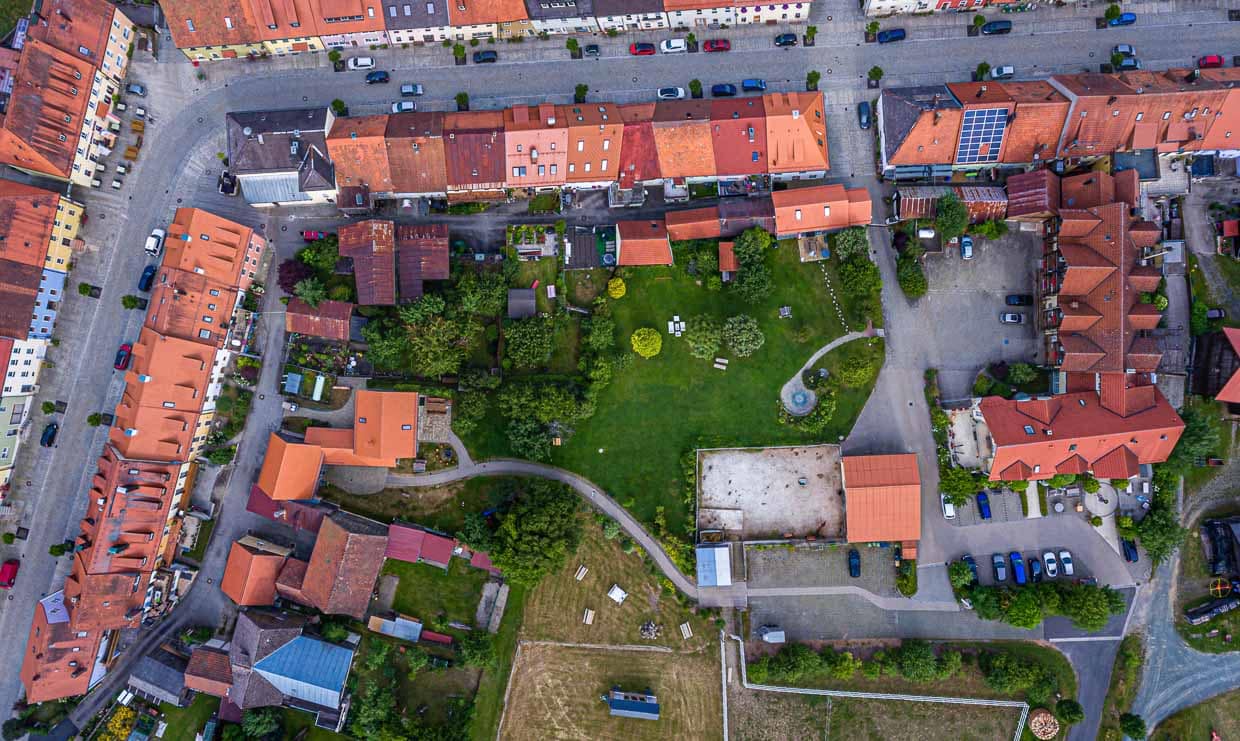 Das Luftbild verdeutlicht das Konzept der Hollerhöfe. Im Dorf verteilt befinden sich die restaurierten Häuser. Jedes Haus an der Straße hat nach hinten raus noch einen Stall oder eine Scheune durch eine kleine Gasse getrennt / © Foto: Georg Berg
