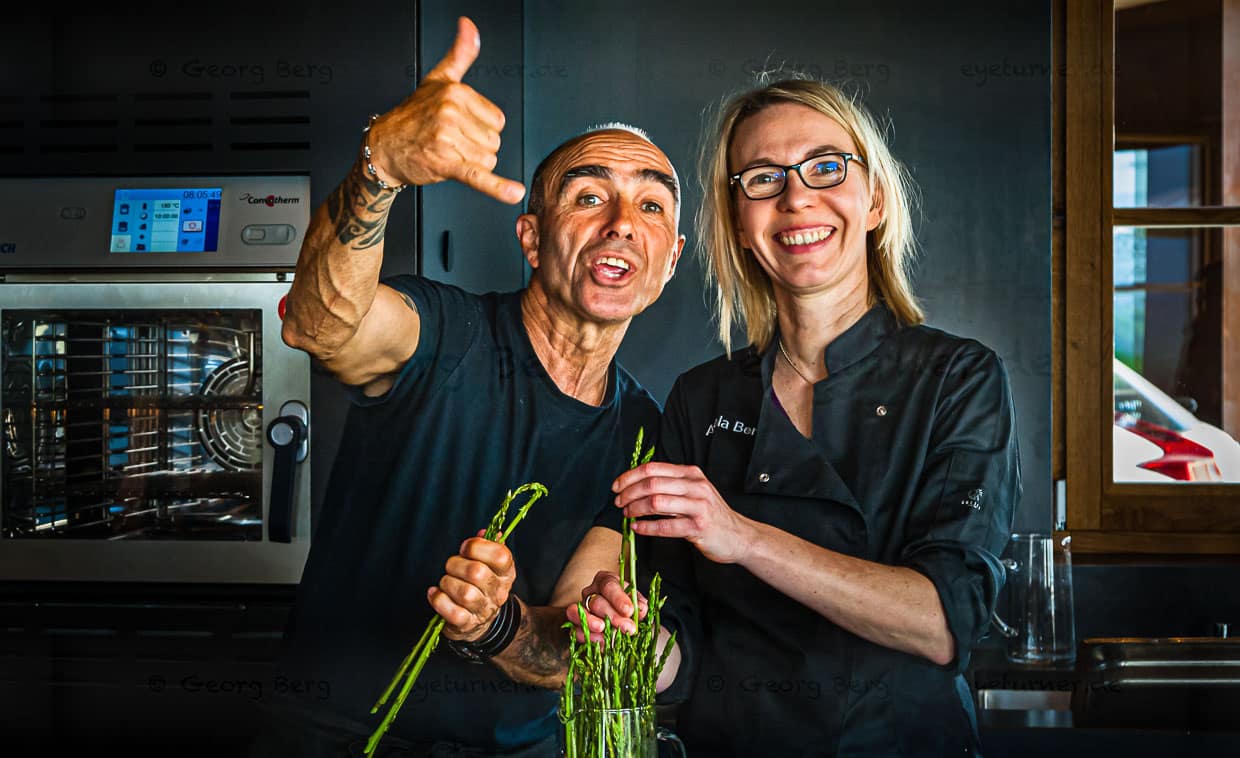 Wer rastet der rostet: Einmal Hände waschen, Schürze um und los geht der Spargel-Workshop.Die Zubereitung des wilden Spargels kann beginnen / © Foto: Georg Berg
