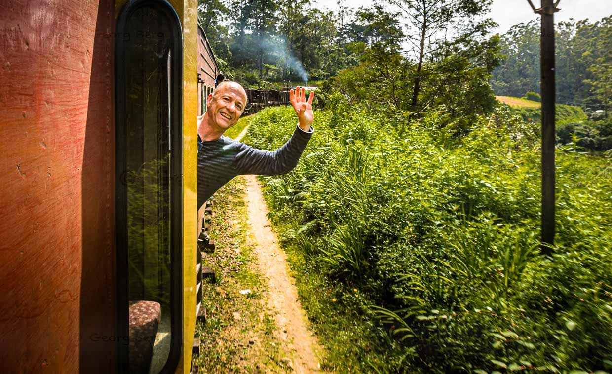 Während der Zugfahrt vertraut Georg Berg einem Mitreisenden seine Kamera an und lässt sich von ihm fotografieren / © Foto: Georg Berg