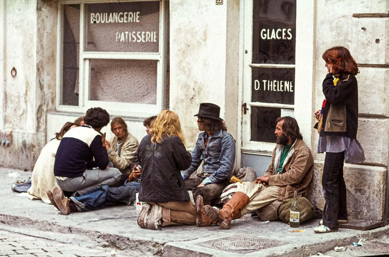 Gute Freunde, Wein, Zigaretten der Marke Gitanes, Käse und ein Baguette. Mehr braucht es für einen Ausflug ins Nomadenleben nicht / © Foto: Georg Berg