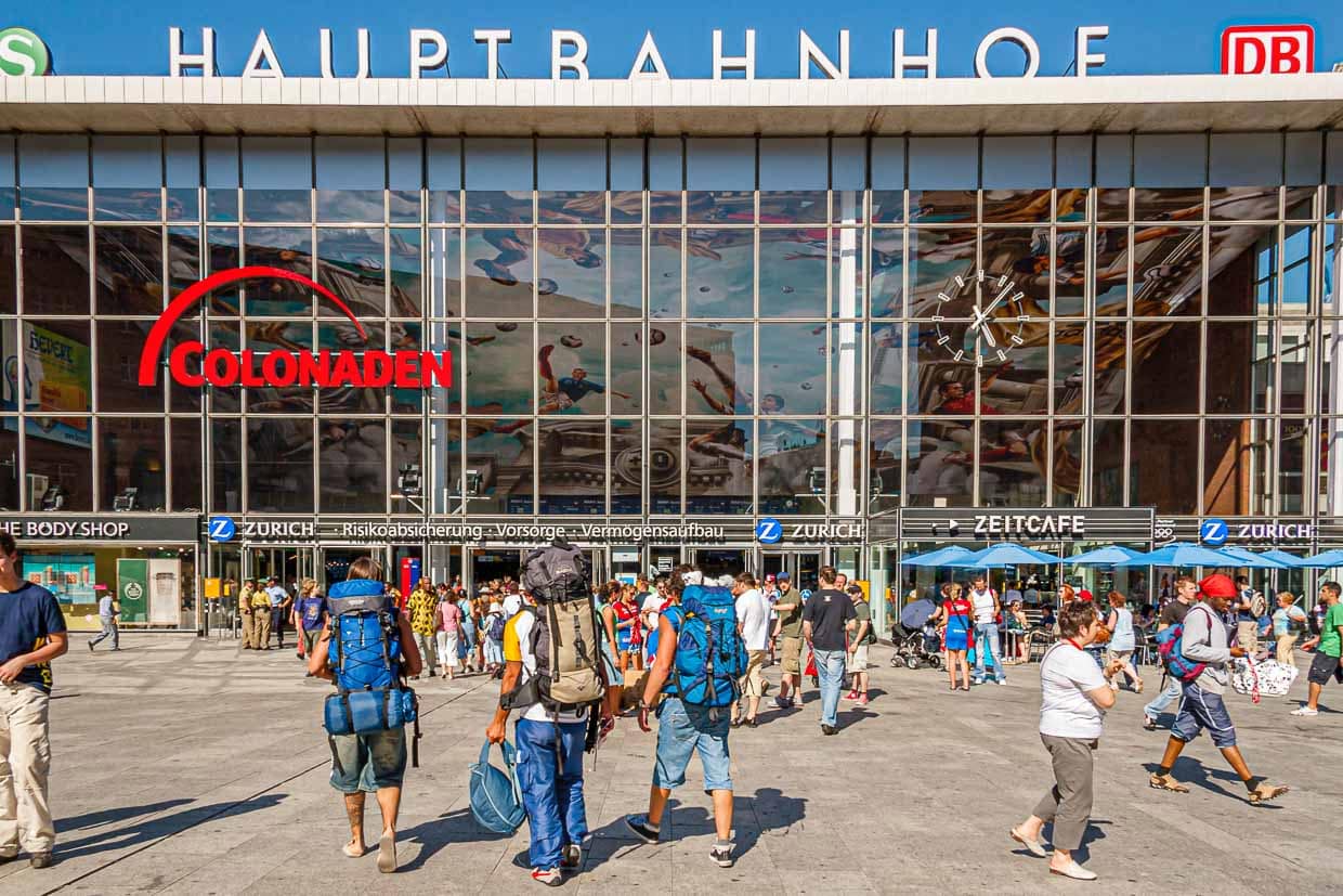 Deckengemälde mit Fußballszenen während der FIFA Fussball-Weltmeisterschaft 2006 im Kölner Hauptbahnhof / © Foto: Georg Berg