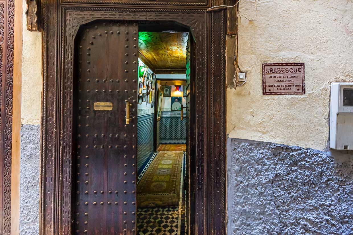 Ein dunkler Eingang an einer abweisenden Mauer lässt sogar kurz zweifeln, ob sich die Tür öffnet, an der man geklingelt hat / © Foto: Georg Berg