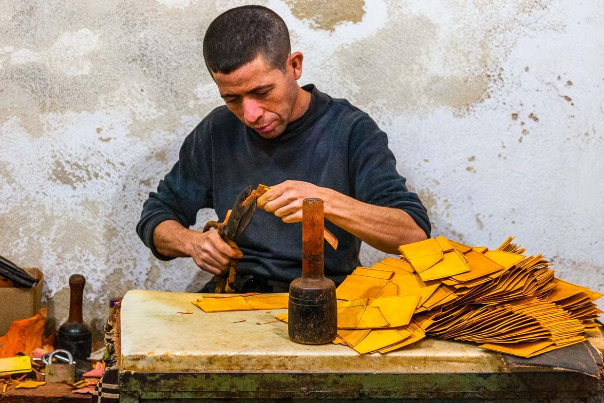 Am Rand des Gerberviertels von Fès wird das Leder zu Taschen, Schuhen und Kleidungsstücken weiterverarbeitet / © Foto: Georg Berg