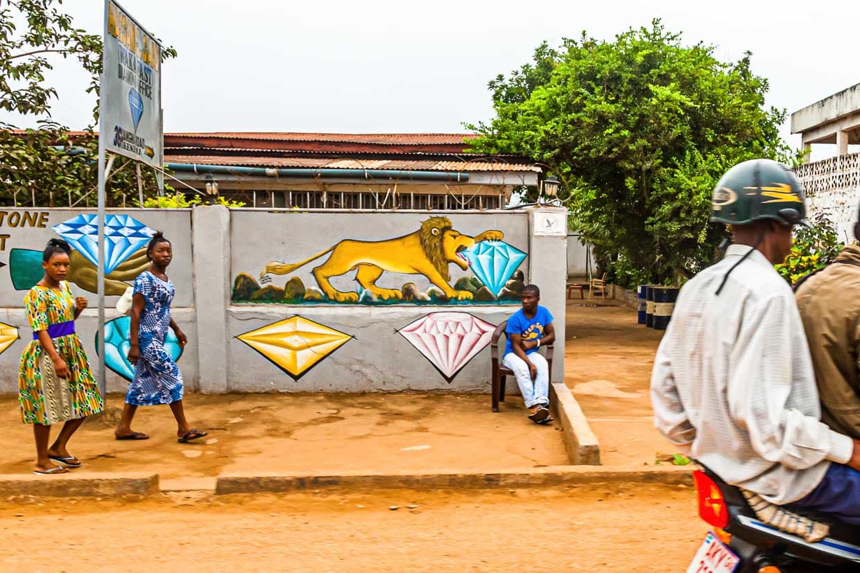 ... zumal die Handelsbüros gut bewacht sind / © Foto: Georg Berg