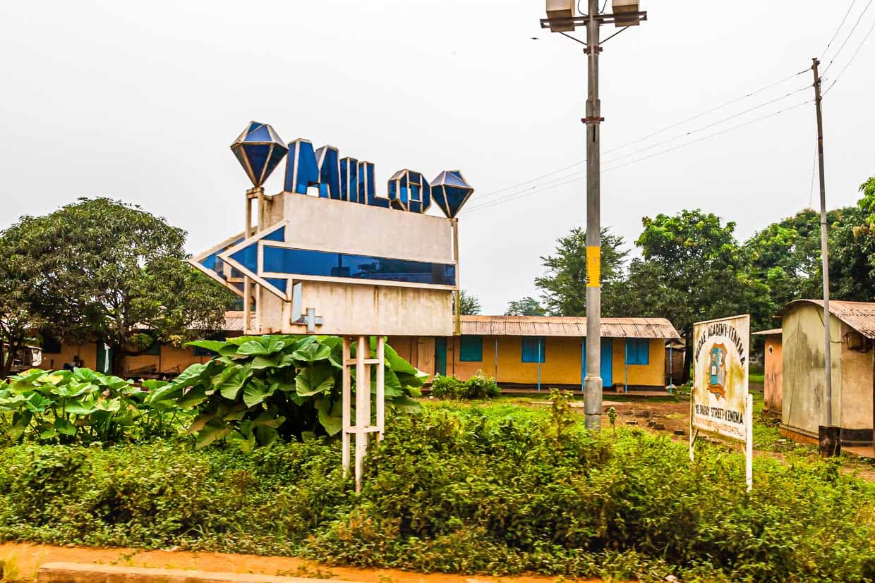 In Sierra Leone ist das eine aufwändige Werbung und man kann annehmen, dass viel Geld dahinter steht / © Foto: Georg Berg