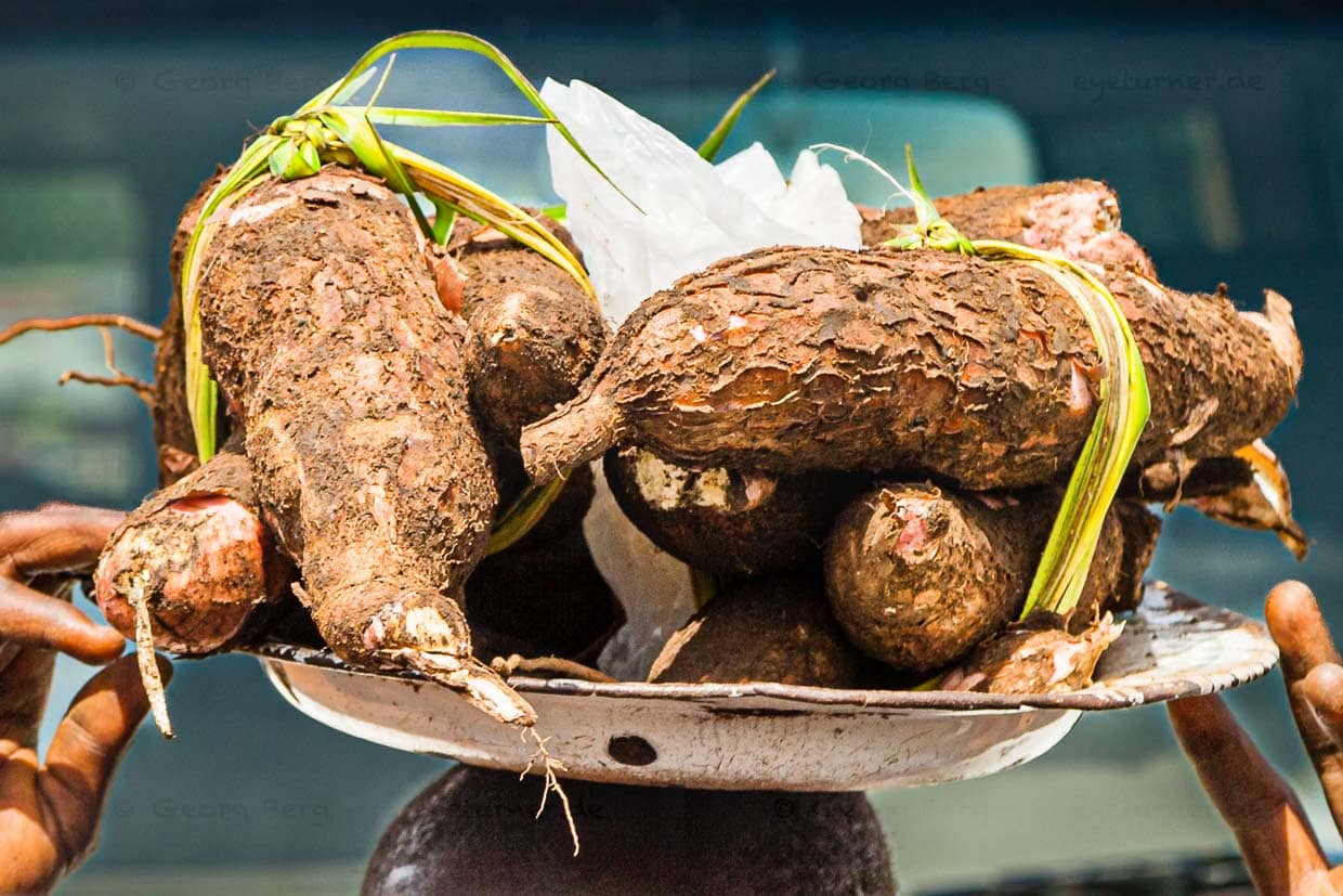 Maniok-Knollen werden mit Naturfasern zu Verkaufseinheiten zusammengebunden. Das exakte Verkaufsgewicht spielt in Sierra Leone eine untergeordnete Rolle / © Foto: Georg Berg