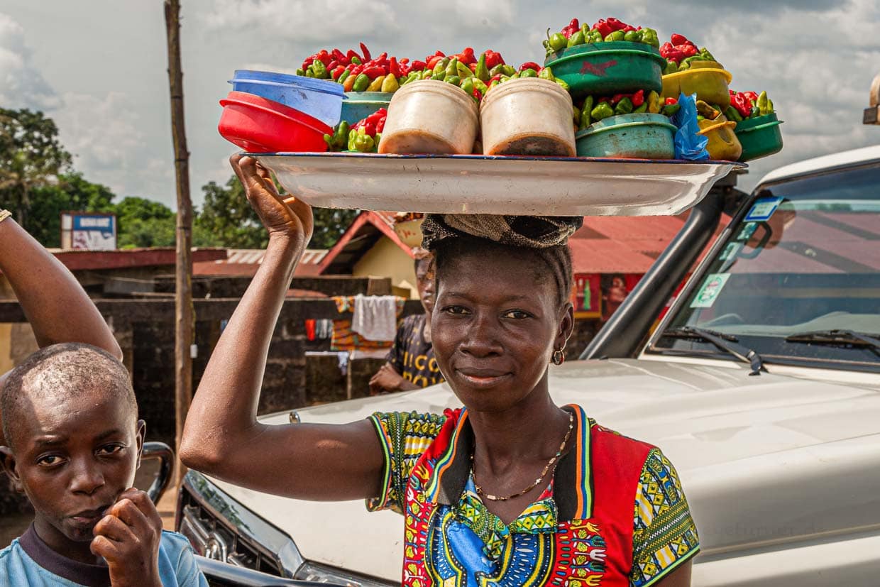Eine Schale mit Chilischoten rot und grün im Angebot / © Foto: Georg Berg
