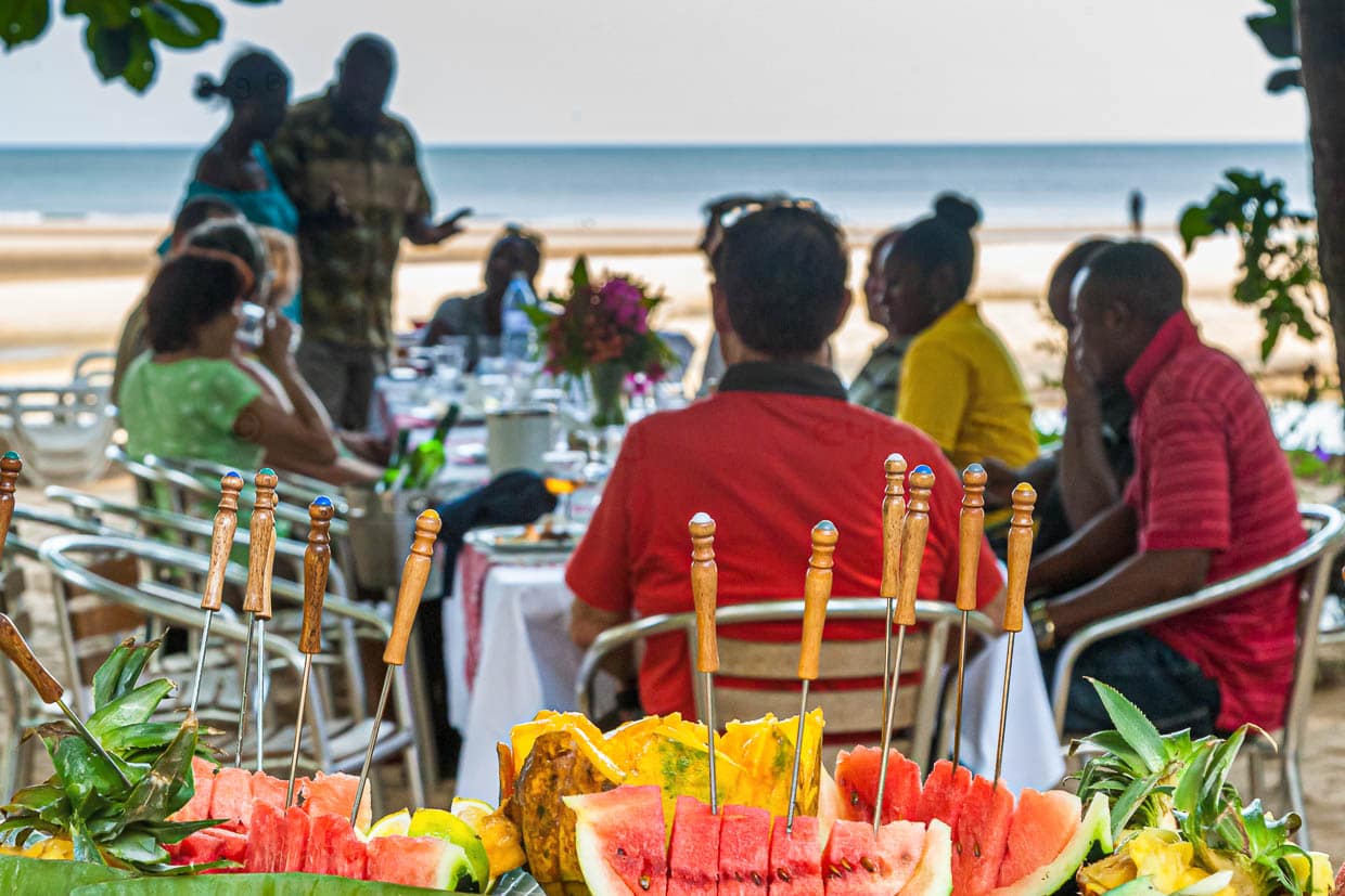 An einem unberührten Sandstrand liegt das Eden Park Resort. Ein beliebter Treffpunkt mit französischer Küche und tropischen Akzenten / © Foto: Georg Berg