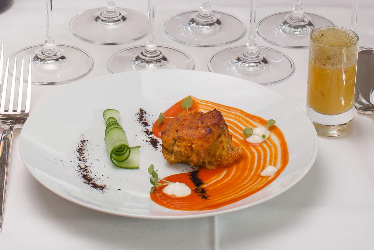 Das Hühnchen-Tikka von Vineet Bhatia ist zart und fein würzig. Es durchwandert bei der Zubereitung gleich drei verschiedenen Marinaden / © Foto: Georg Berg