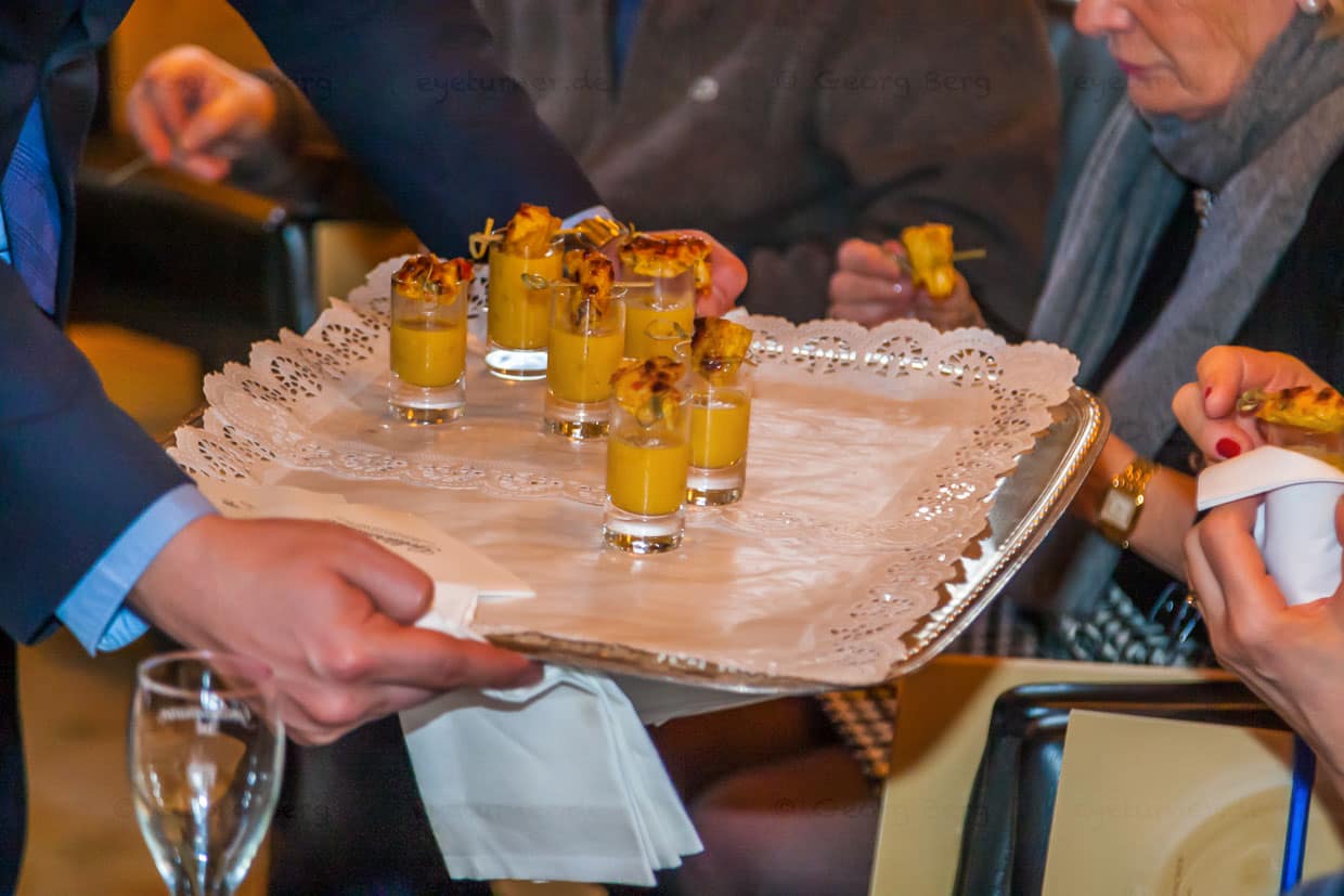 Ein „Hot Shot“ aus der Küche. Während der Kochdemonstration wird eine leichte, aber sehr geschmacksintensive Kreuzkümmel-Rote-Linsensuppe gereicht / © Foto: Georg Berg