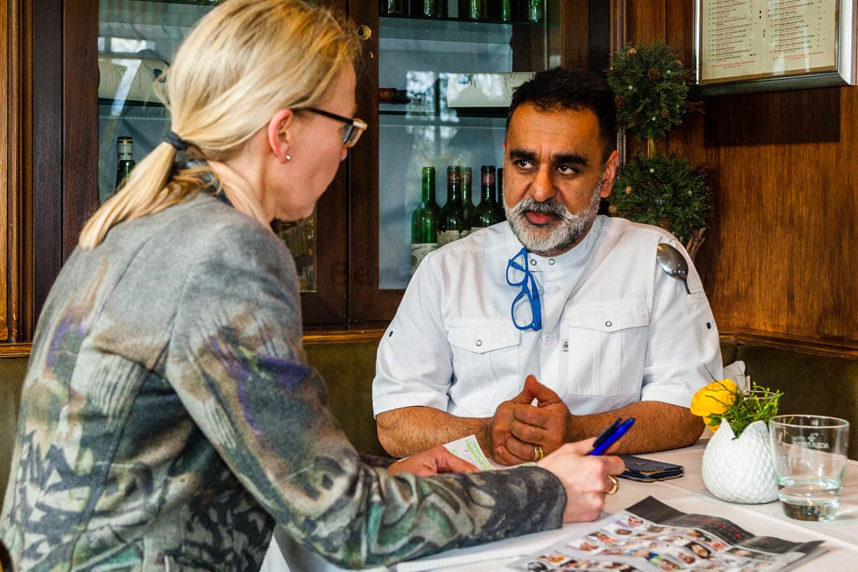 Es war ein Deutscher, der Vineet Bhatia vor vielen Jahren auf die Idee brachte, sich mit seiner Heimatküche auseinanderzusetzen und hieraus seinen eigenen Kochstil zu entwickeln, verrät Sternekoch Bhatia Reporterin Angela Berg / © Foto: Georg Berg