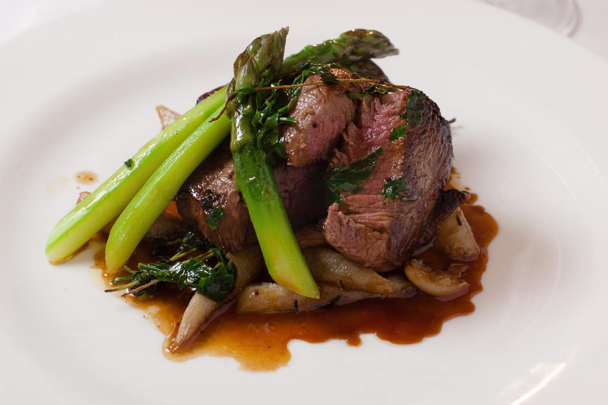 Filet vom Longhorn-Rind mit Spargel, Jerusalem Artischocke und Nußbutter / © Foto: Georg Berg