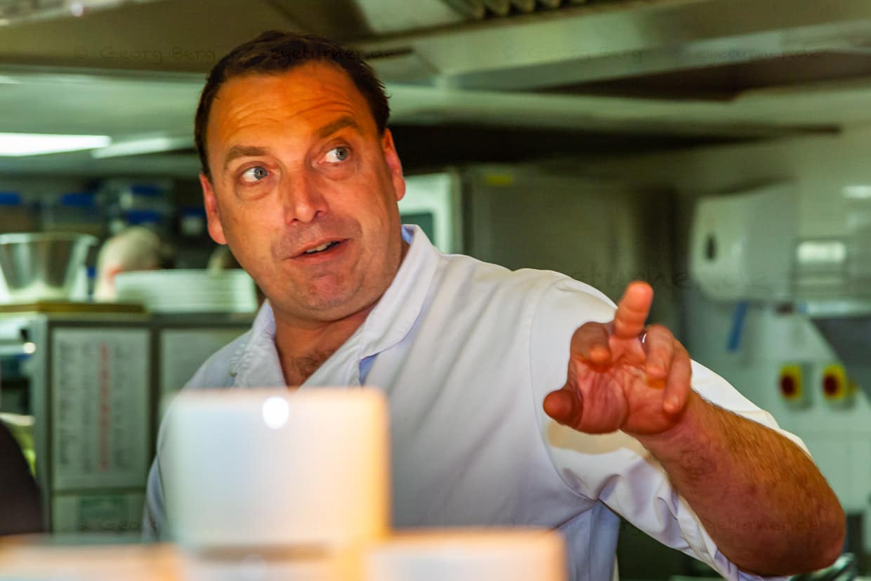 Es gibt viel zu dirigieren, daher unterhalten wir uns am besten in der Küche von Tresanton / © Foto: Georg Berg