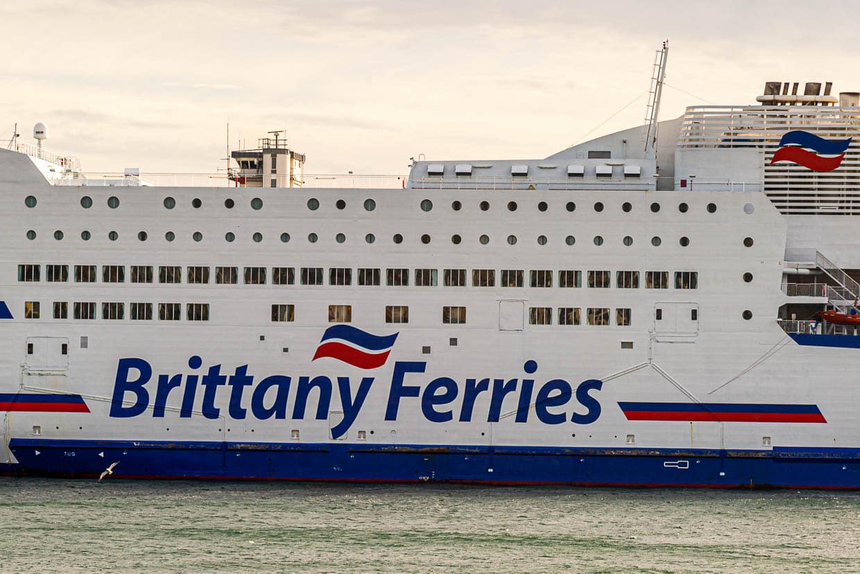 Von den neun Decks der Armorique sind die oberen beiden für die Schlafkabinen der Passagiere und Besatzungsmitglieder ausgelegt. Darunter zwei Decks mit Gastronomie, Service und Aufenthaltsräumen. Darunter befinden sich die Fahrzeuggaragen / © Foto: Georg Berg