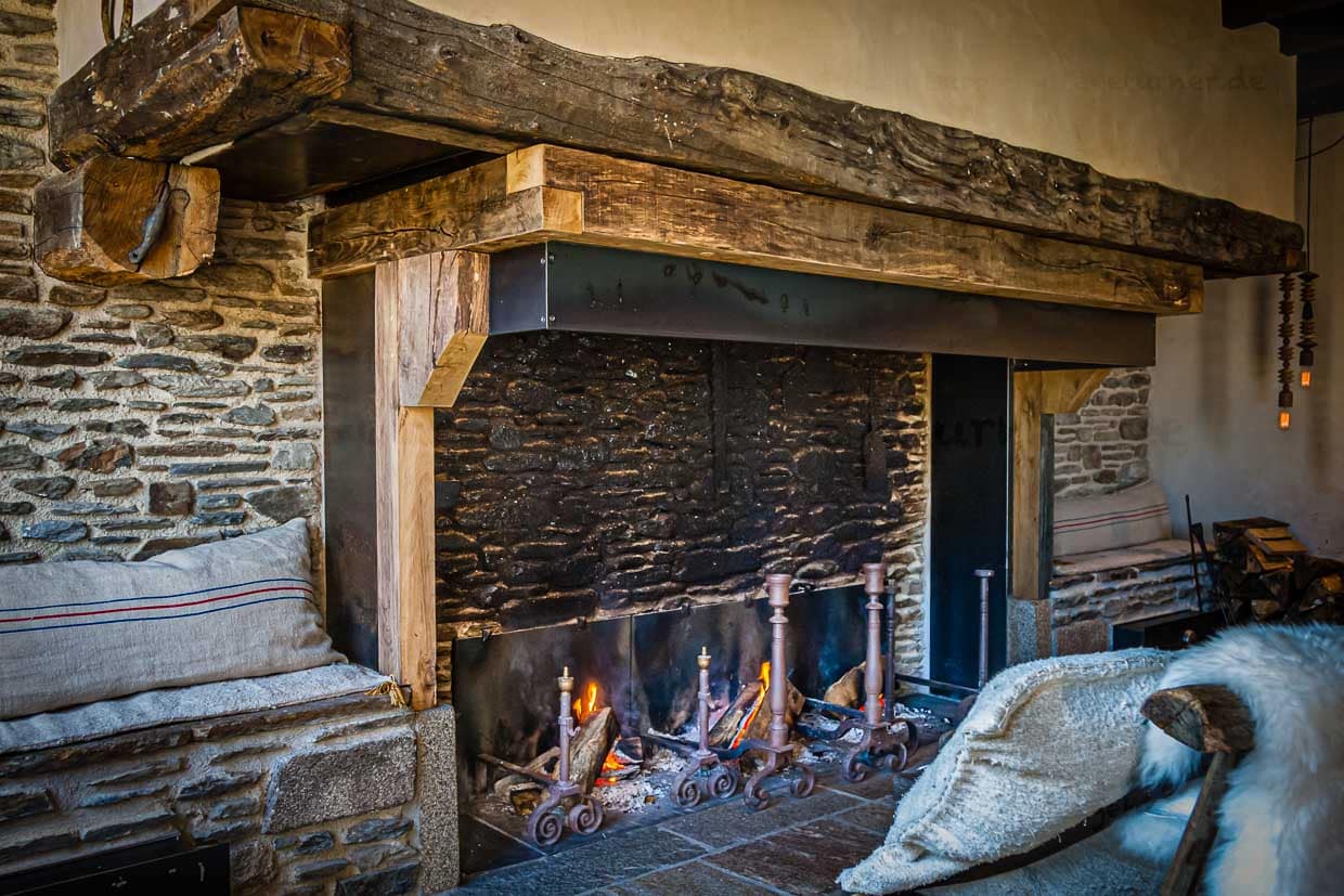 Der riesige Kamin am Eingang zum Wellnessbereich lädt zum Verweilen nach dem keltischen Bad ein / © Foto: Georg Berg