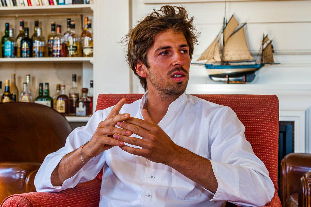 Hugo Roellinger, 29 Jahre und nach einer Zeit als Seefahrer zurück im Familienbetrieb. Der gelernte Koch war in seiner Zeit auf See auch für die Brittany Ferries, der bretonischen Fährgesellschaft, unterwegs / © Foto: Georg Berg