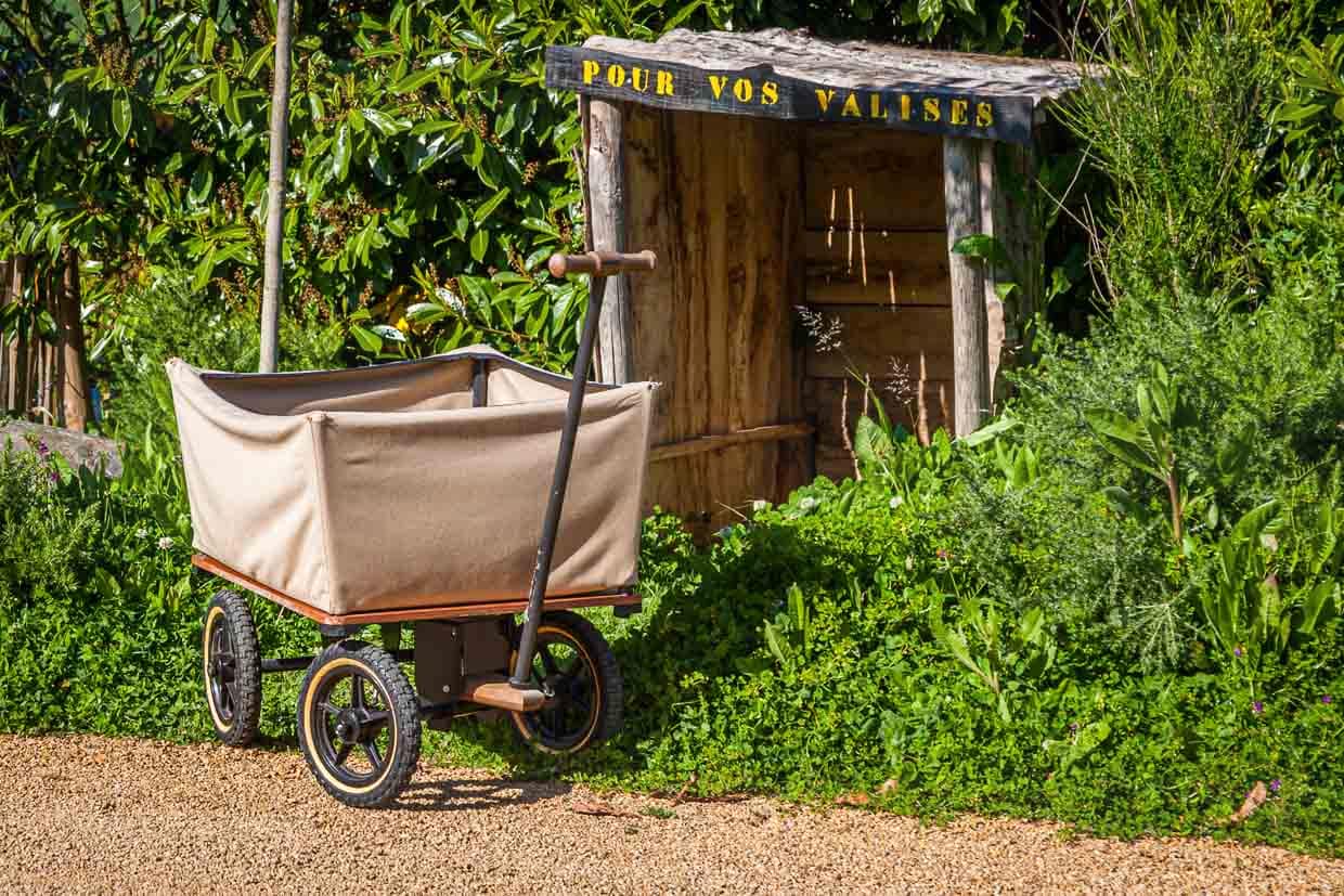 Eine Handkarre steht den Gästen für ihr Gepäck zur Verfügung. Zum Parkplatz ist es vom Kled aber nicht weiter als 50 Meter / © Foto: Georg Berg