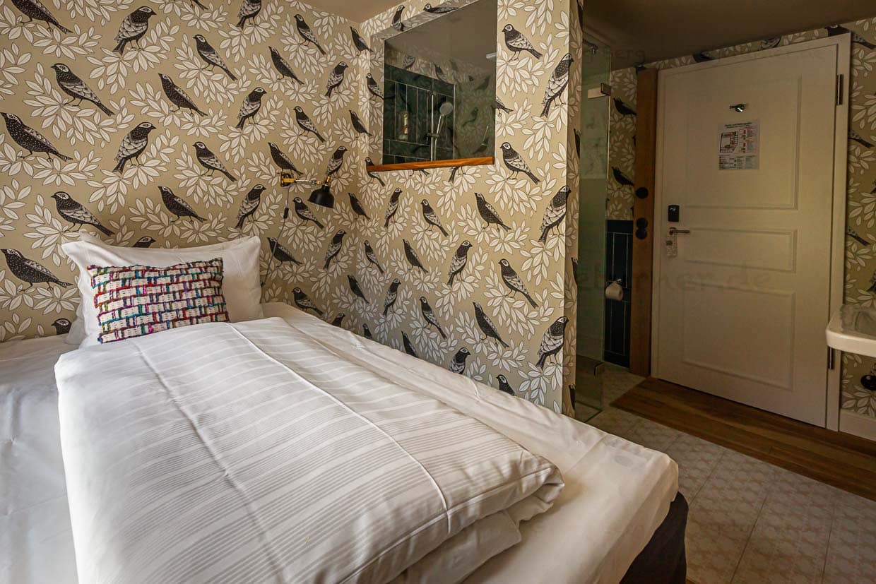 Einzelzimmer für moderne Pilger. Die Tapeten der Firma Rasch haben Kirstin Kleinkauf und Rainer Holzhauer bei ihren Einkaufstouren durch Europa entdeckt. Im ganzen Haus finden sich die ausdrucksstarken Wandtapeten / © Foto: Georg Berg