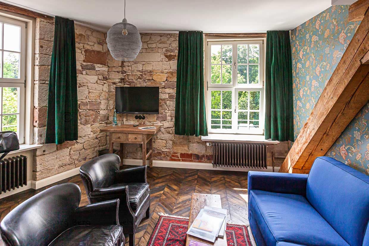 Suite mit Charme: Alt trifft auf Neu und Samt auf Stein. Der Holzboden ist im ganzen Haus aus hessischer Eiche neu verlegt und auf alt geölt / © Foto: Georg Berg