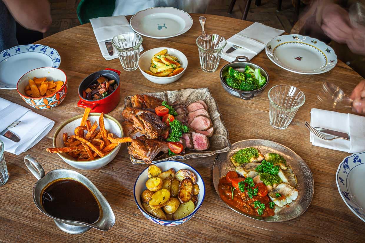 Schon ab vier Personen lässt sich das Menü Fo(u)r Friends bestellen und teilen! / © Foto: Georg Berg