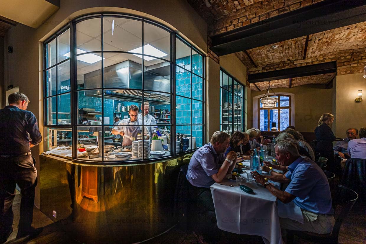 Chefkoch Philipp Hühner und sein Team haben die Gäste im Blick und umgekehrt / © Foto: Georg Berg