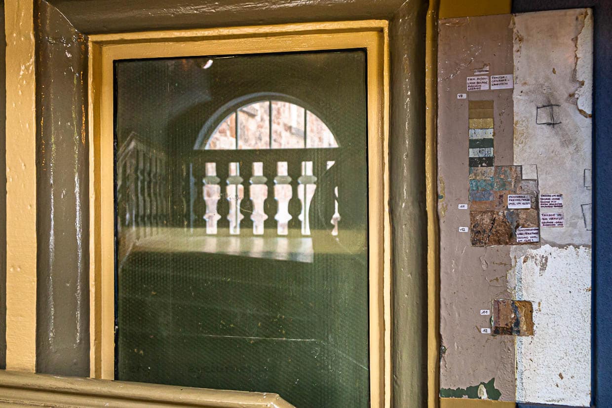 Schicht für Schicht – 300 Jahre Außenfassade auf wenigen Quadratzentimetern / © Foto: Georg Berg