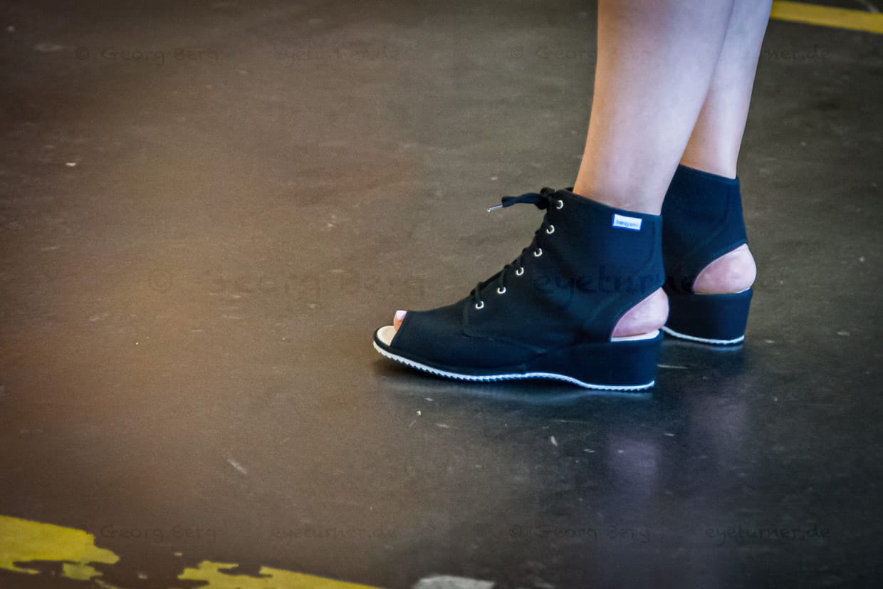 Geschafft – Vertrag unterschrieben und Schuhe geschnürt. Angela Berg mit Borosana Schuhen von Irena Haiduk / © Foto: Georg Berg